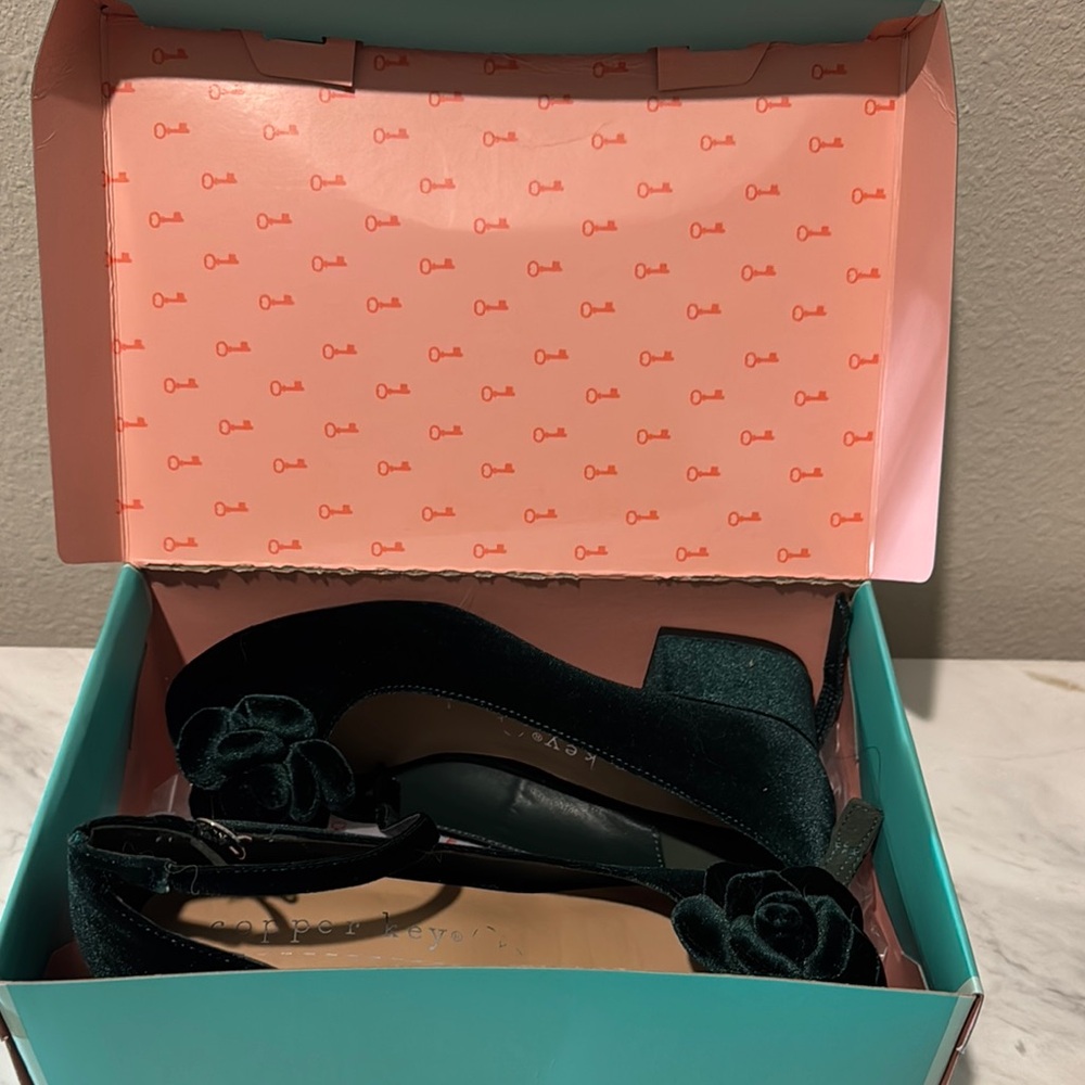 Copper Key Green Velvet Heels with Floral Accent Size 4 MEDIUM TWEENGIRLS